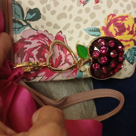 BETSEY JOHNSON WRISTLET/SHOULDER BAG/CROSSBODY WITH RED APPLE CHARM - Picture 4 of 14